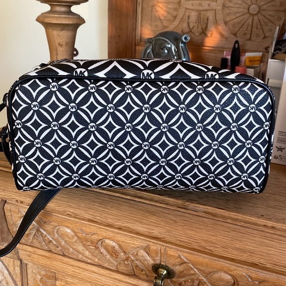 Michael Kors adjustable medium size backpack - Picture 10 of 15